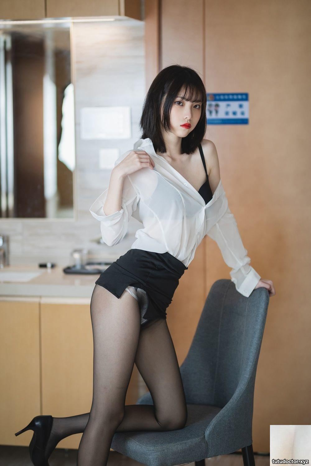 Xu Lan white shirt · photo 33 of 37