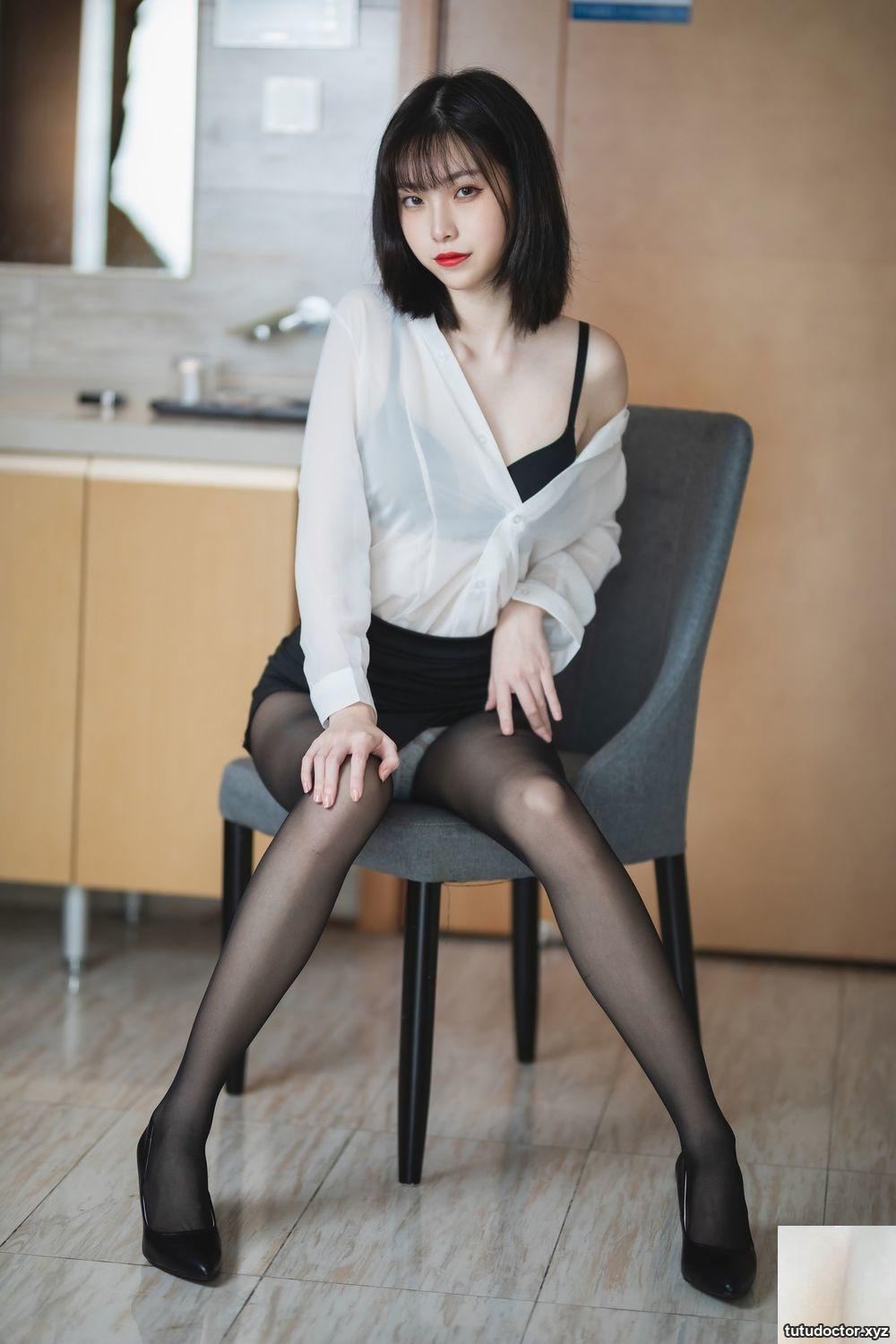 Xu Lan white shirt · photo 36 of 37