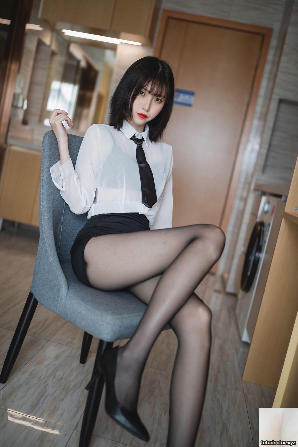 Xu Lan white shirt · photo 37 of 37