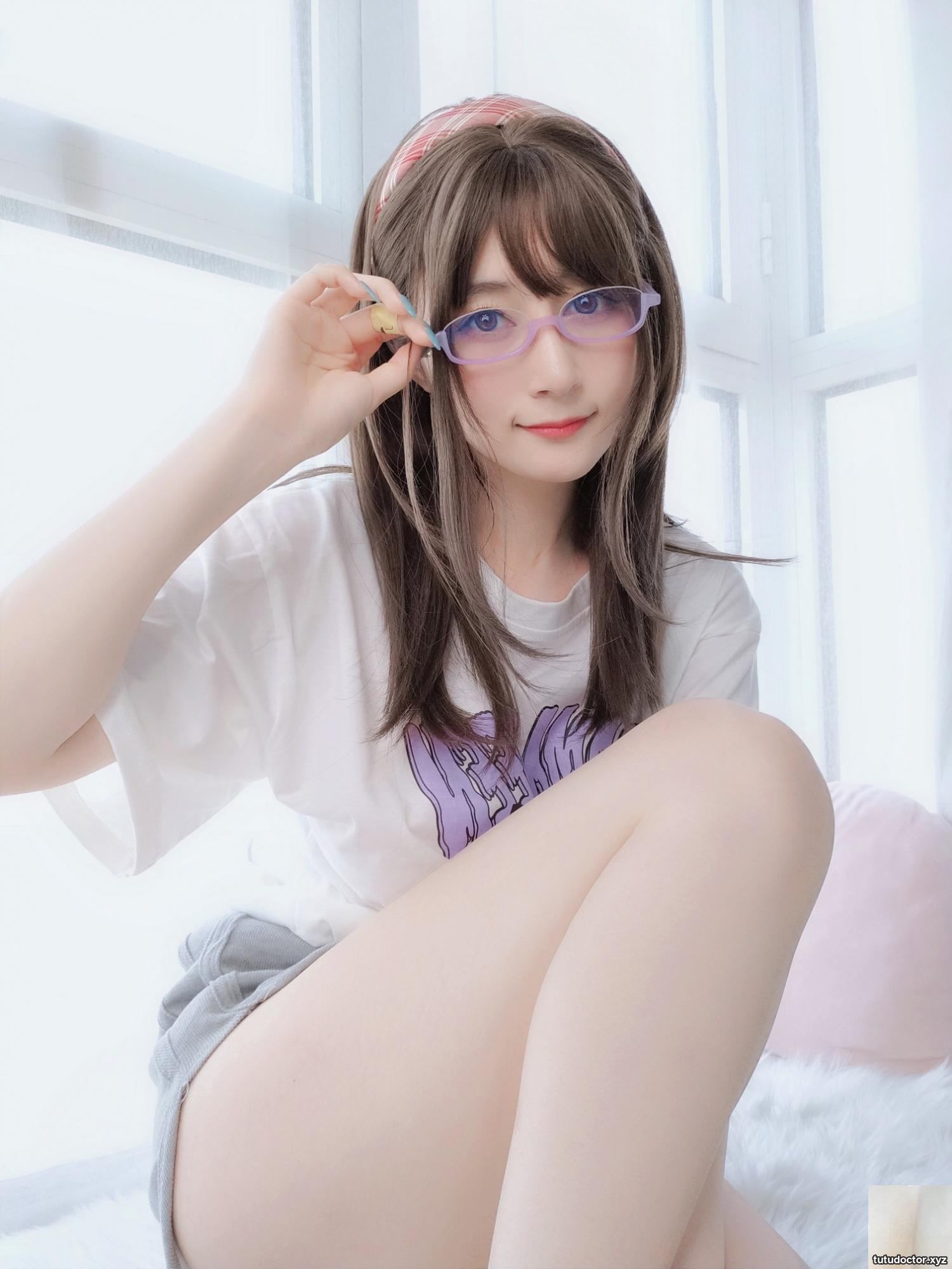 Silver 81 Girlfriend with Glasses takes the initiative to expose · photo 2 of 55