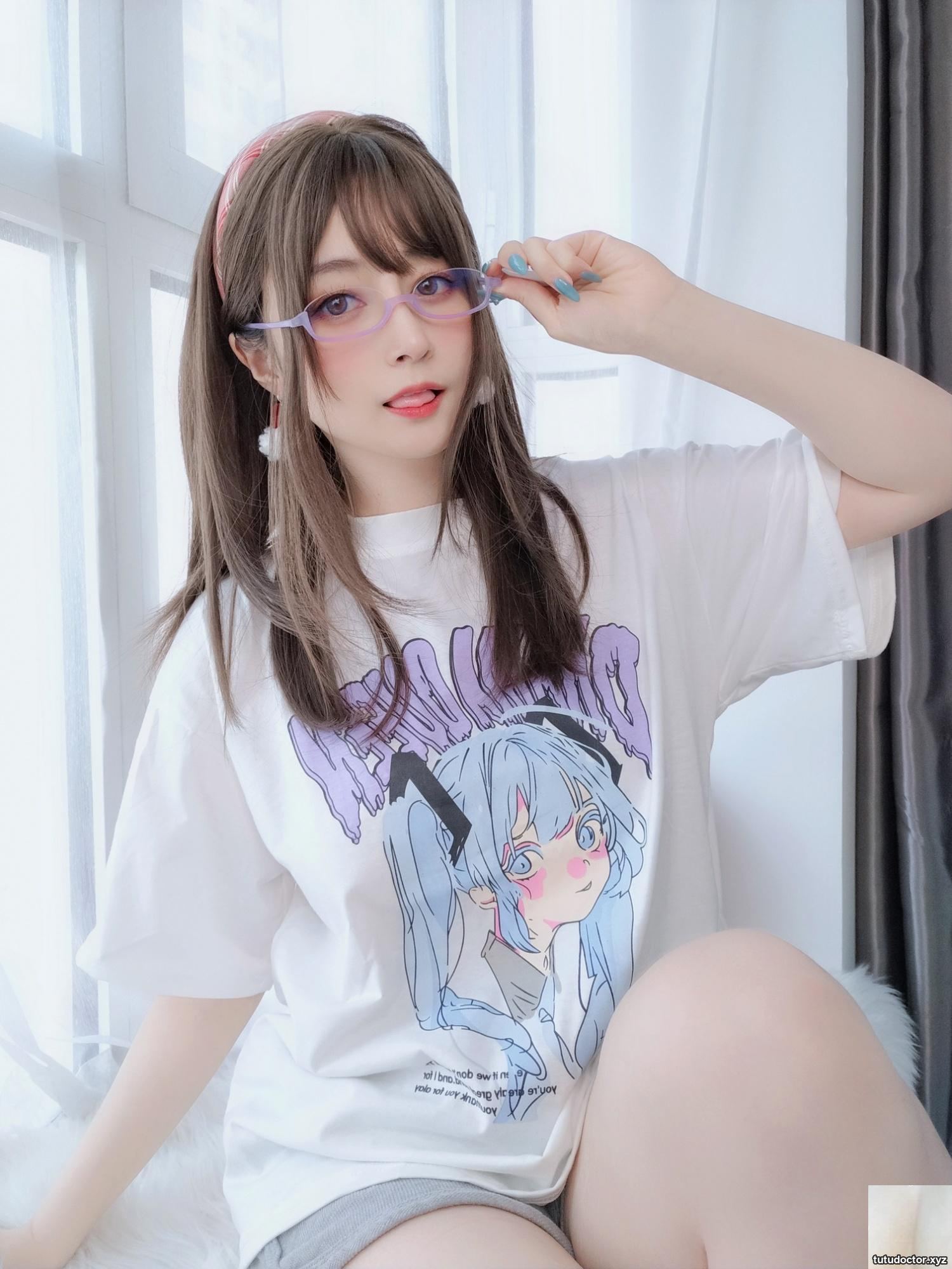 Silver 81 Girlfriend with Glasses takes the initiative to expose · photo 15 of 55