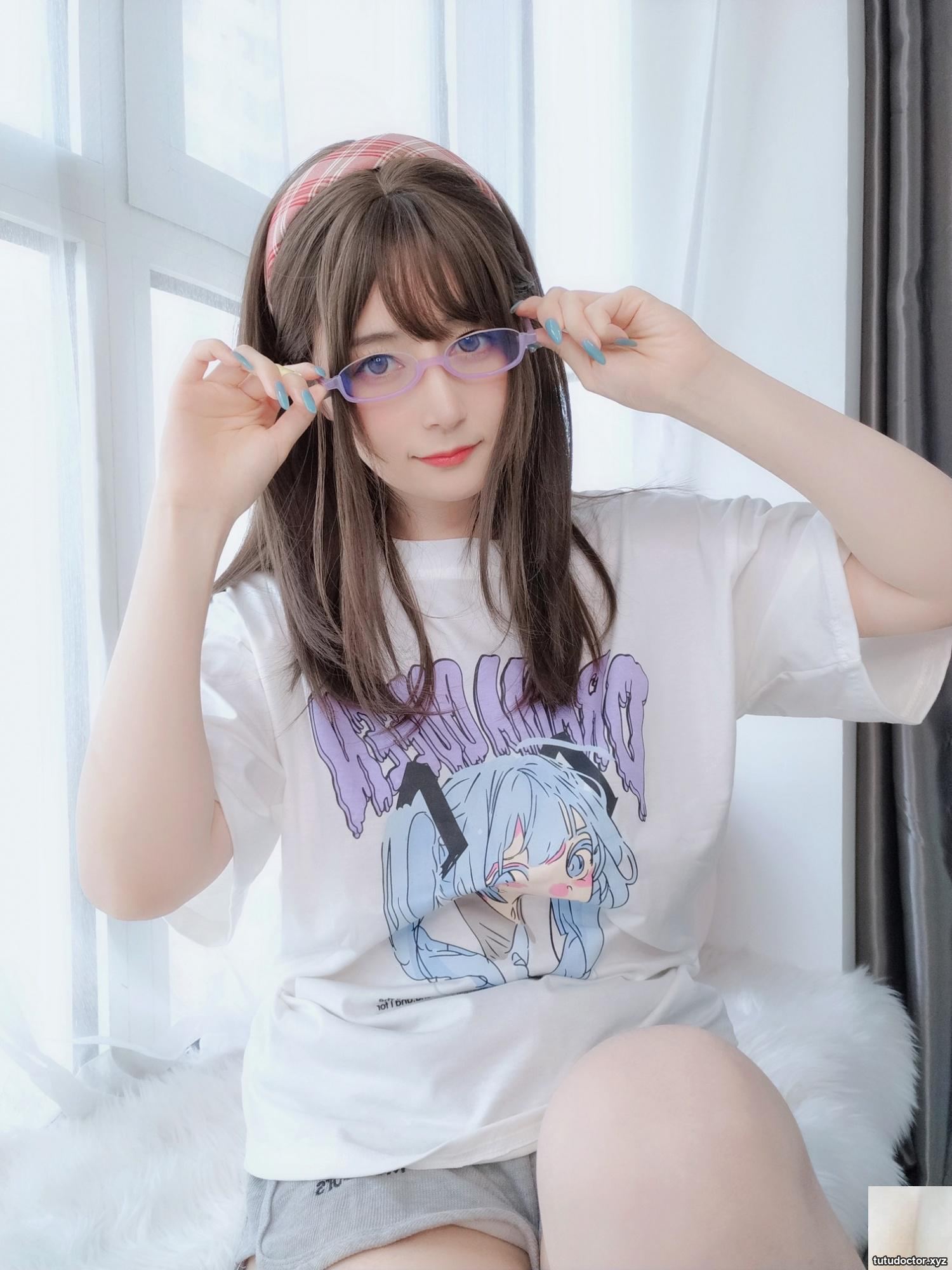 Silver 81 Girlfriend with Glasses takes the initiative to expose · photo 16 of 55