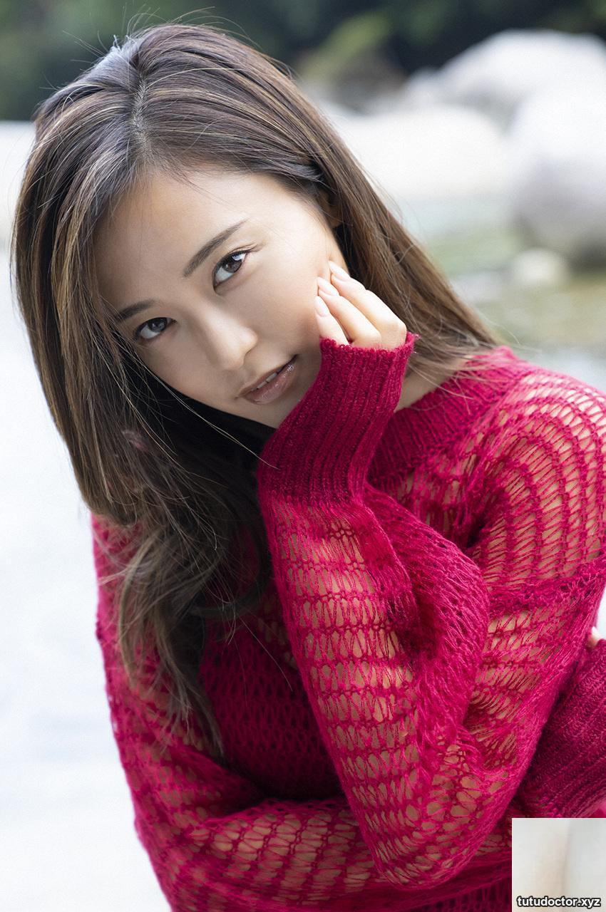 The big-eyed beauty has a great appearance and figure! · photo 3 of 42