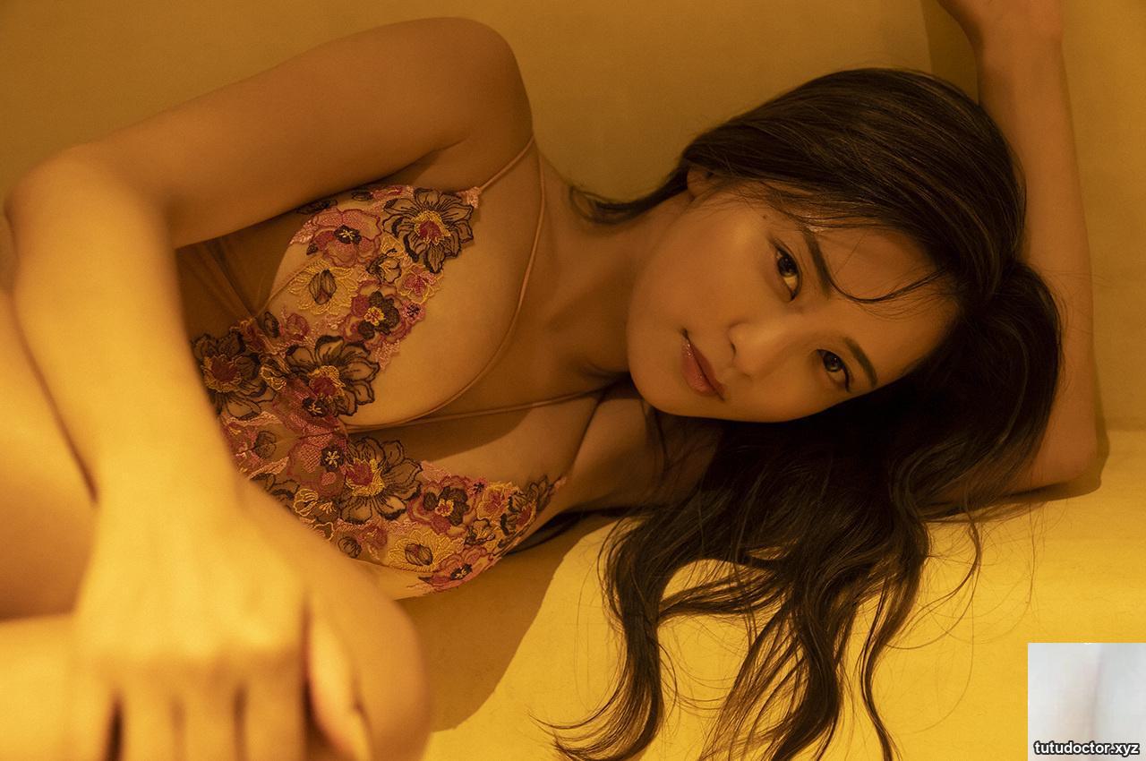 The big-eyed beauty has a great appearance and figure! · photo 14 of 42