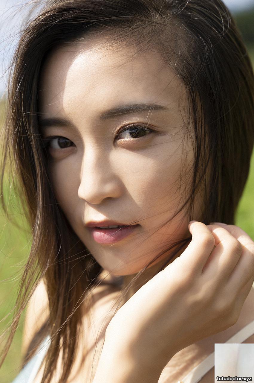 The big-eyed beauty has a great appearance and figure! · photo 27 of 42