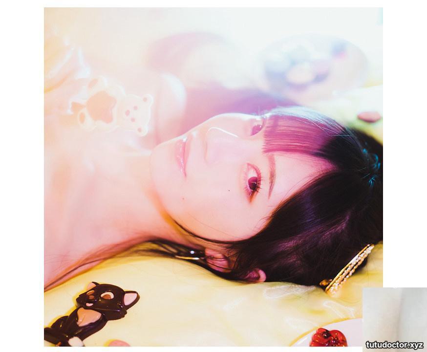 The dark little horse is completely naked and seductive, and the · photo 25 of 28