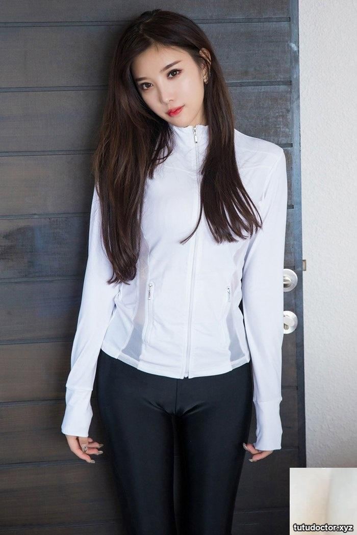Pure beauty Yang Chenchen shows off her long-legged leather pants to attract more eyes (52P)