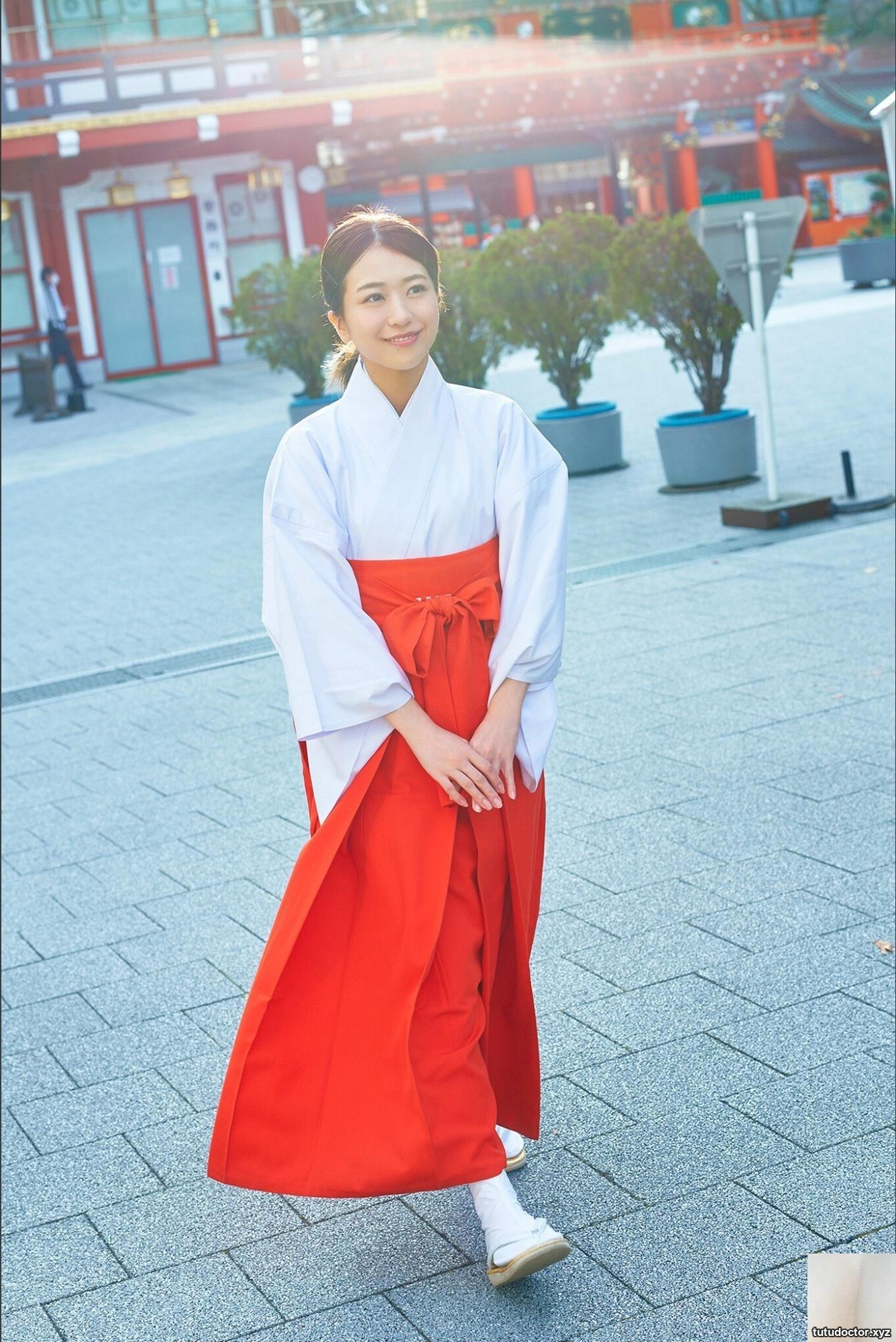 The sweet idol looks like a real doll · photo 3 of 33