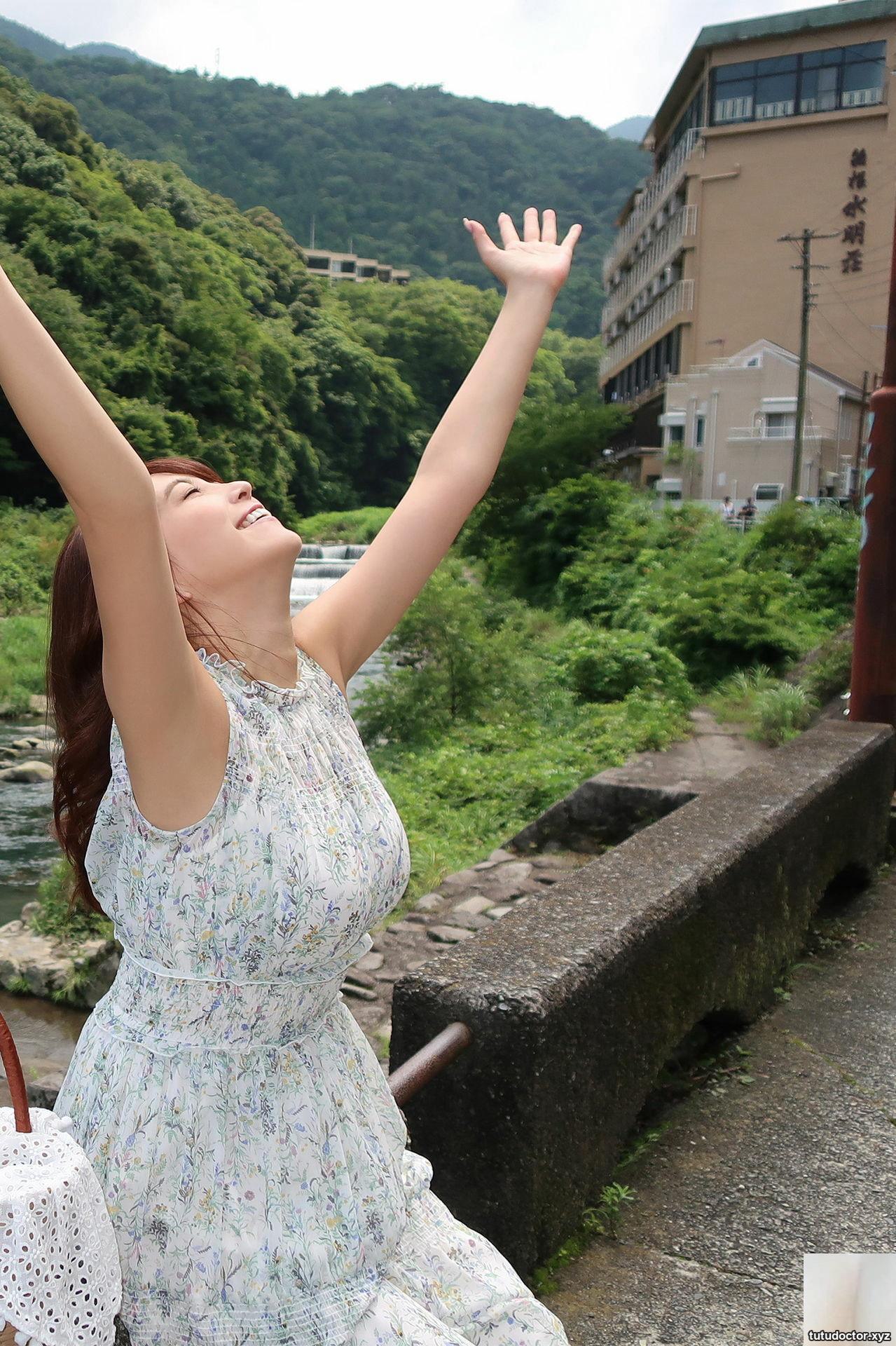 Tomomi Morisaki- Secret hot spring meeting Day.1 · photo 7 of 59
