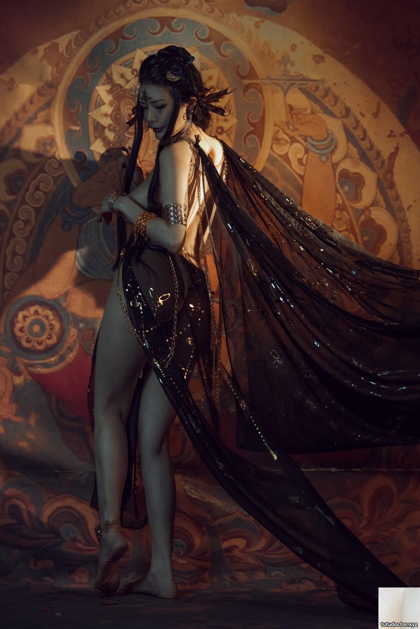 Qiu and Kejis Middle Eastern Dancer has beautiful side breasts · photo 25 of 40