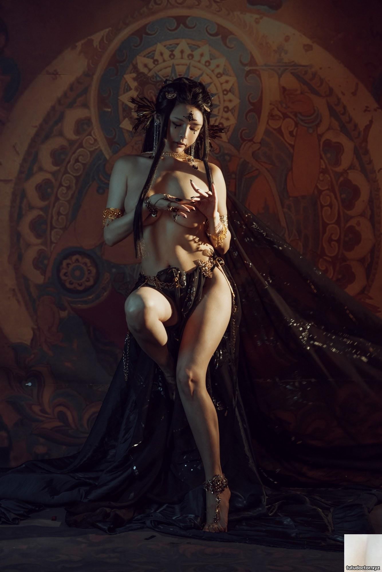 Qiu and Kejis Middle Eastern Dancer has beautiful side breasts · photo 26 of 40
