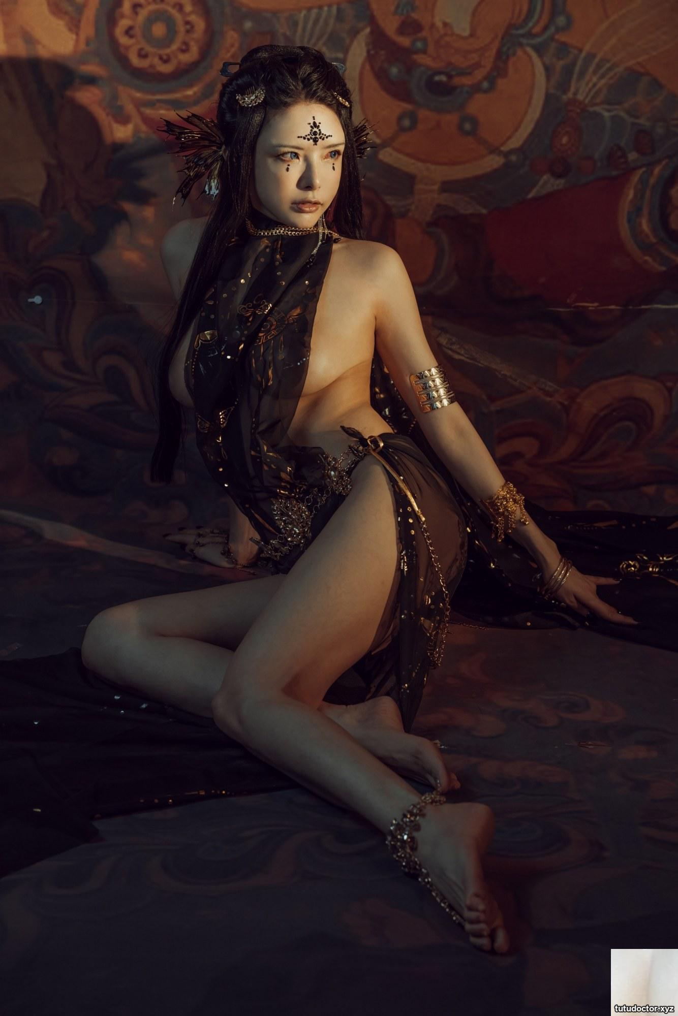 Qiu and Kejis Middle Eastern Dancer has beautiful side breasts · photo 27 of 40