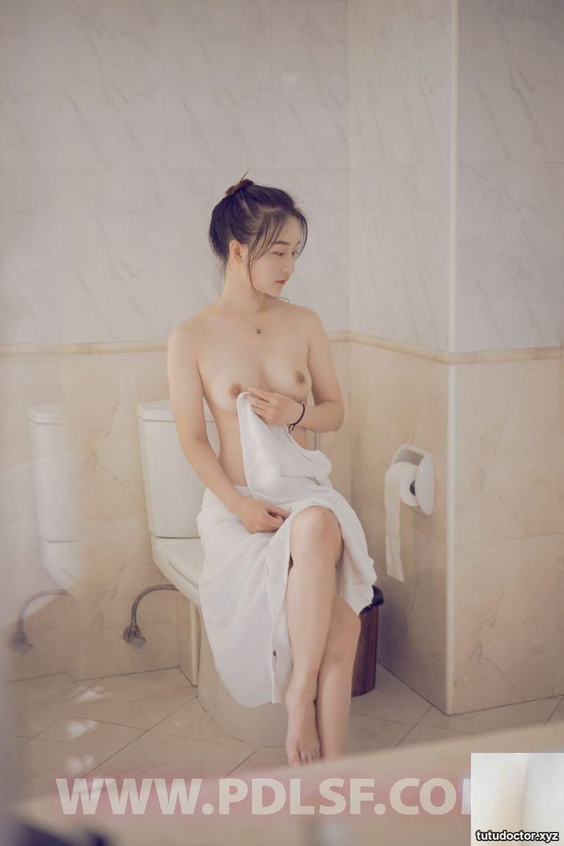The perfect breasts and tender body of a pure and refined girl · photo 15 of 35