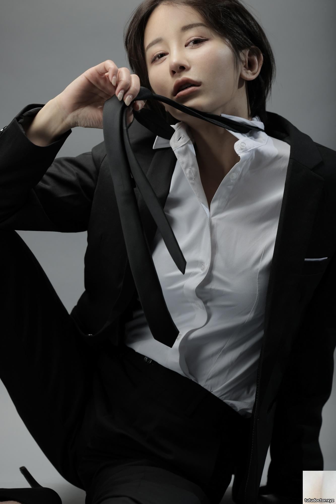 Ikumi-Do you like suits? ? ? · photo 12 of 21