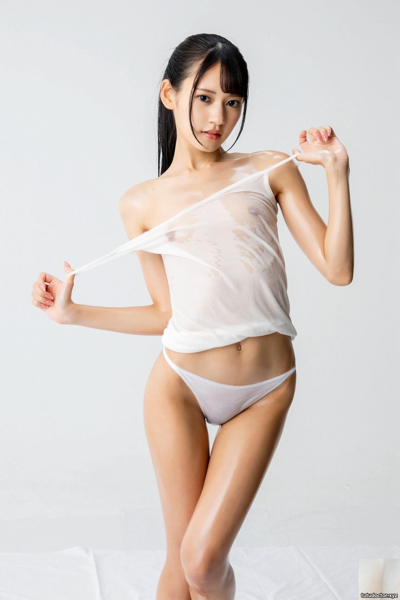 Umi Yakake nude pose photo collection · photo 6 of 22