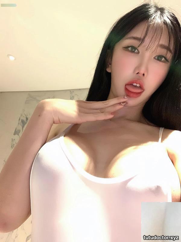 Korean beauties Mona+Jucy travel photos · photo 9 of 9