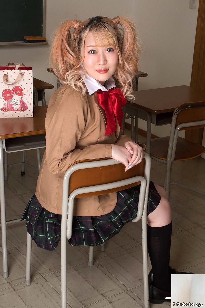 Devil Schoolgirl · photo 4 of 19