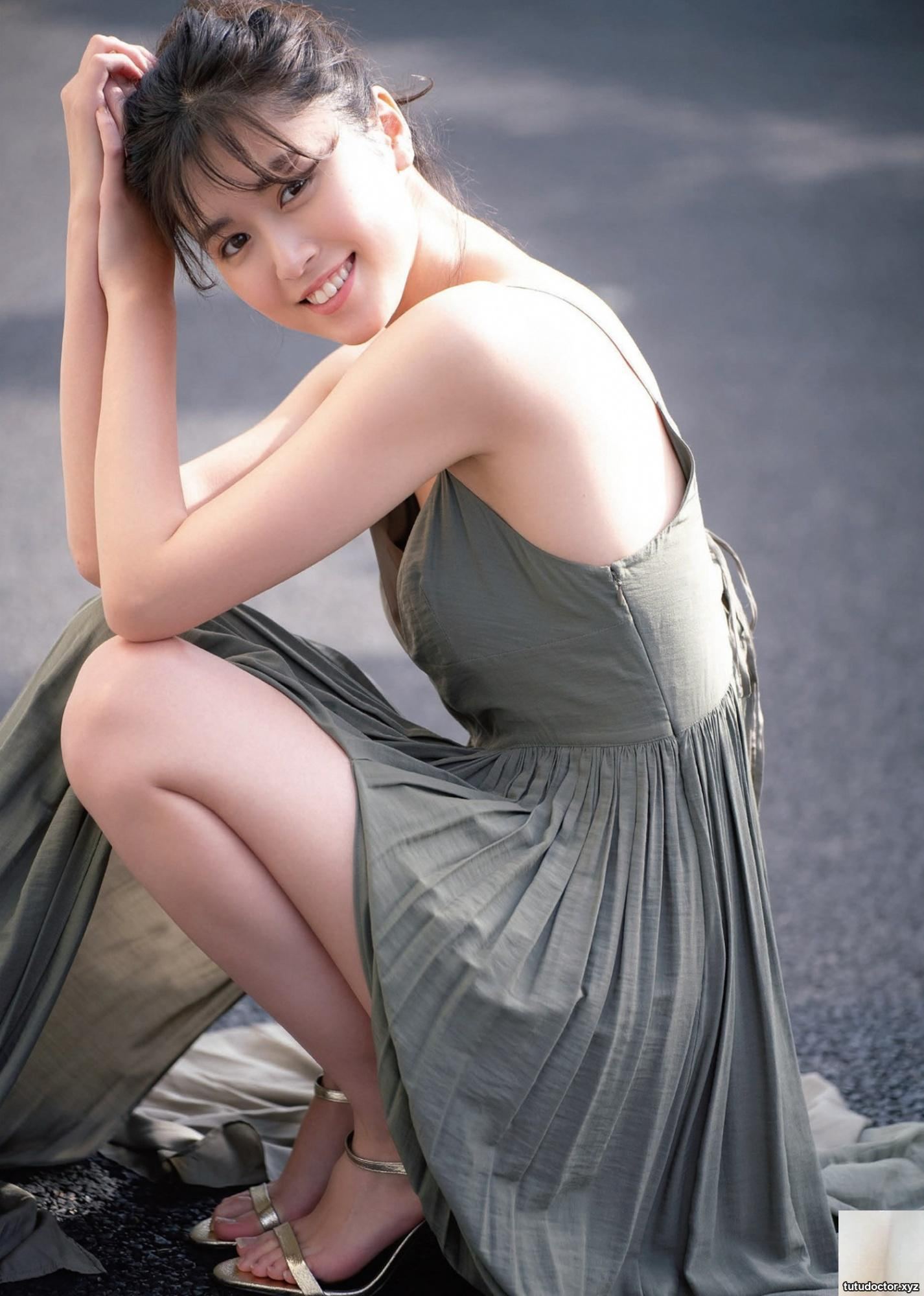The sweet girls plump and beautiful breasts are eye-catching · photo 2 of 7
