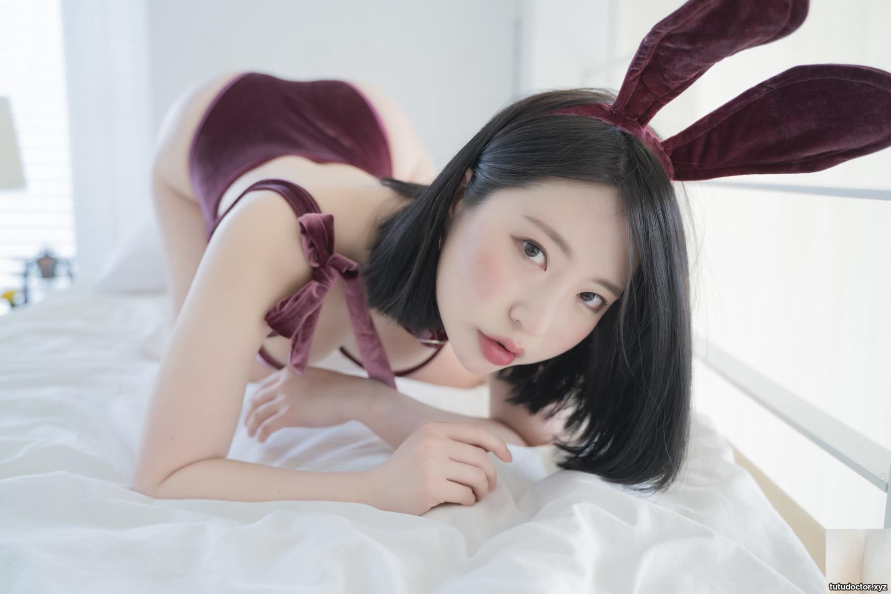 The fair-skinned Korean girls legs are so full and plump that · photo 28 of 53