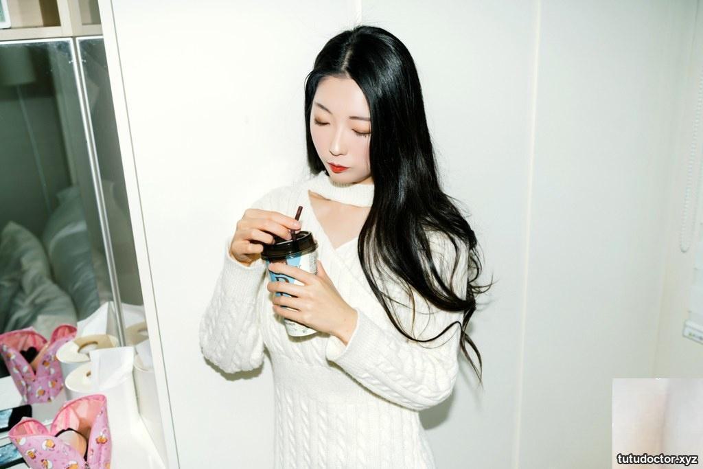 Mona In the Room · photo 15 of 77