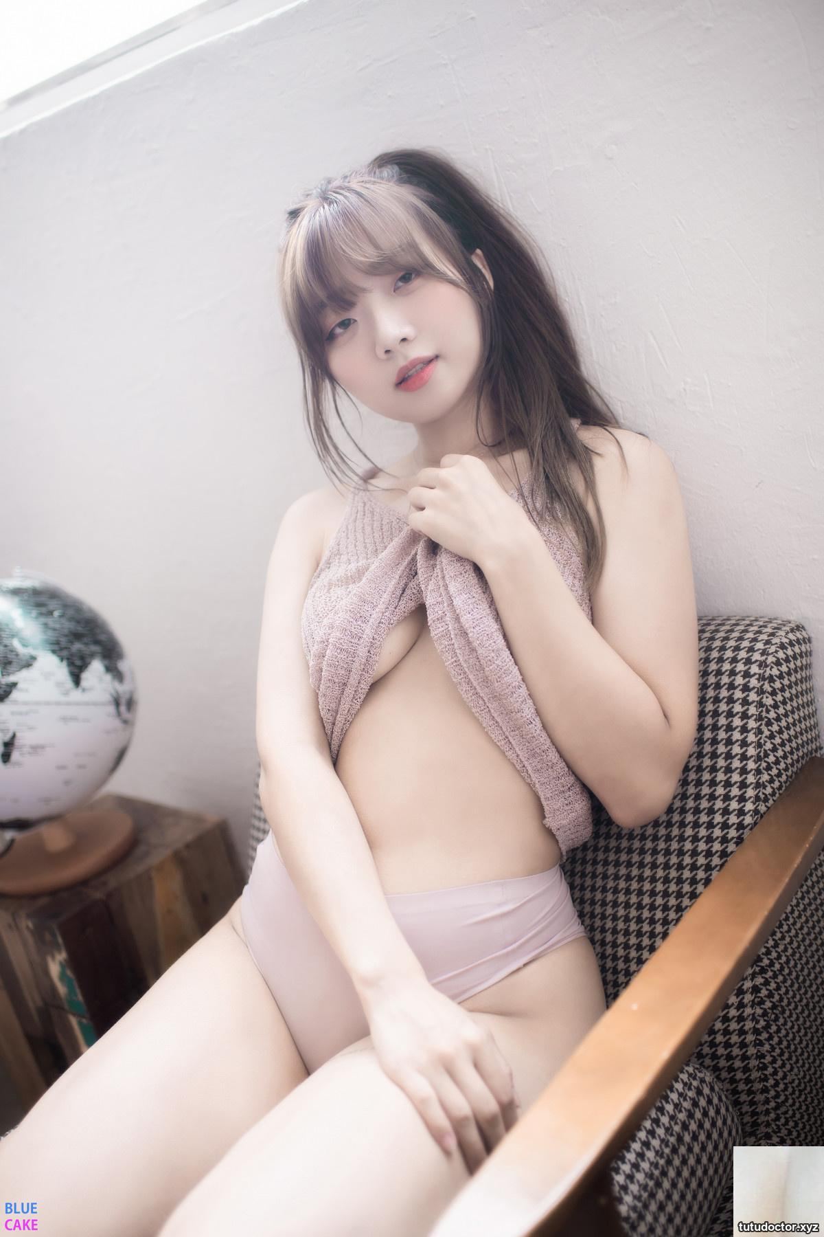 The Korean girl with big breasts has a clear figure… She looks · photo 11 of 11