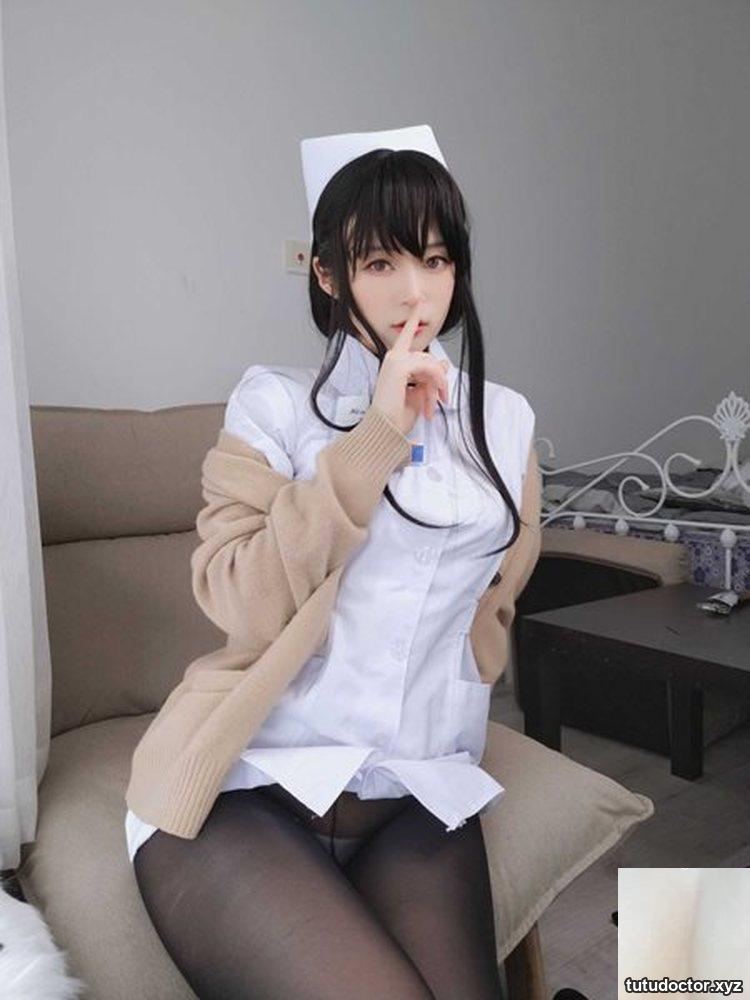 Portrait of a long-haired nurse 66 pieces · photo 2 of 16