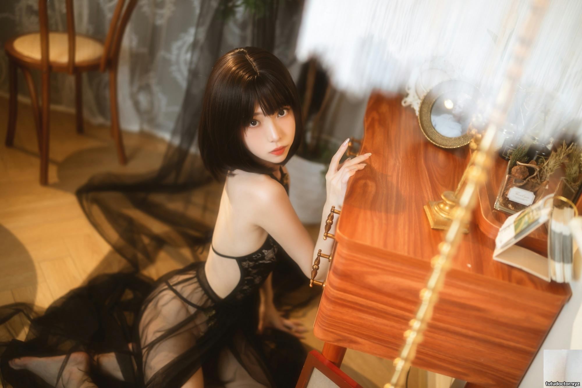 Xu Lans LAN Black Tulle looming white and tender long legs · photo 9 of 10