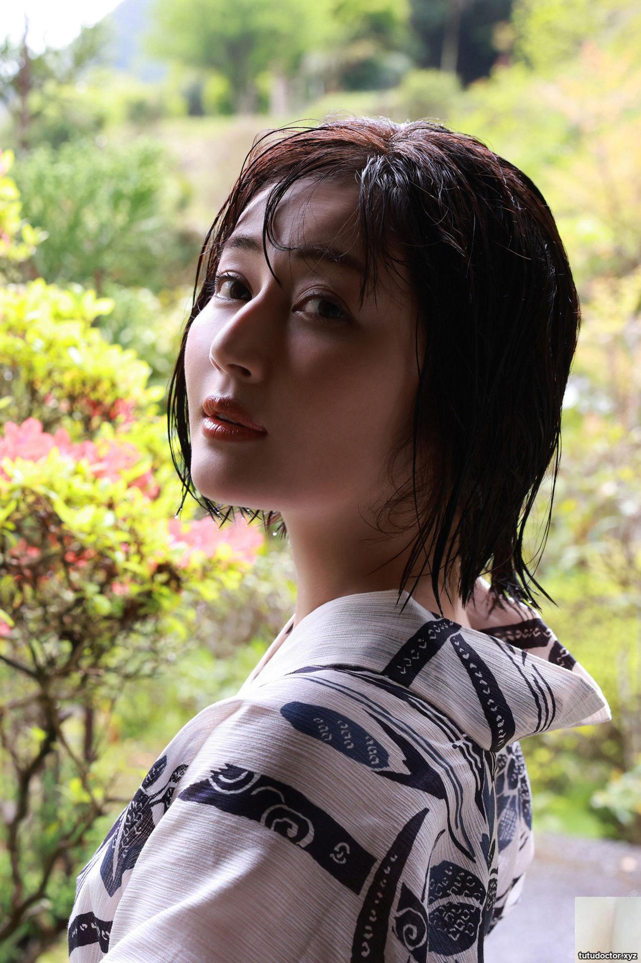 The whole body is very material, and the snow-white breasts will · photo 2 of 7