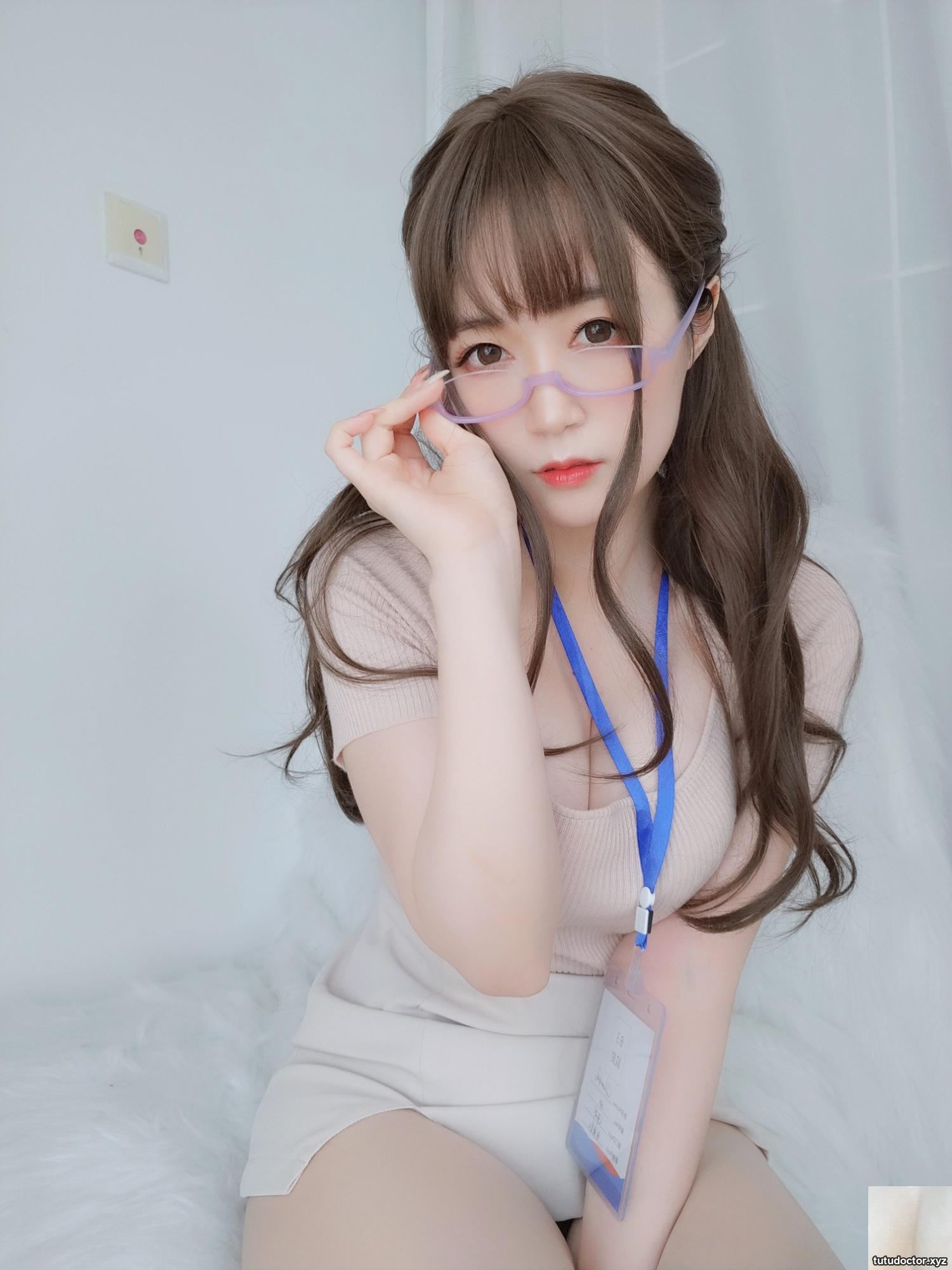 Silver 81 Doctor Girl with Spectacles Harmless and impatient · photo 4 of 18