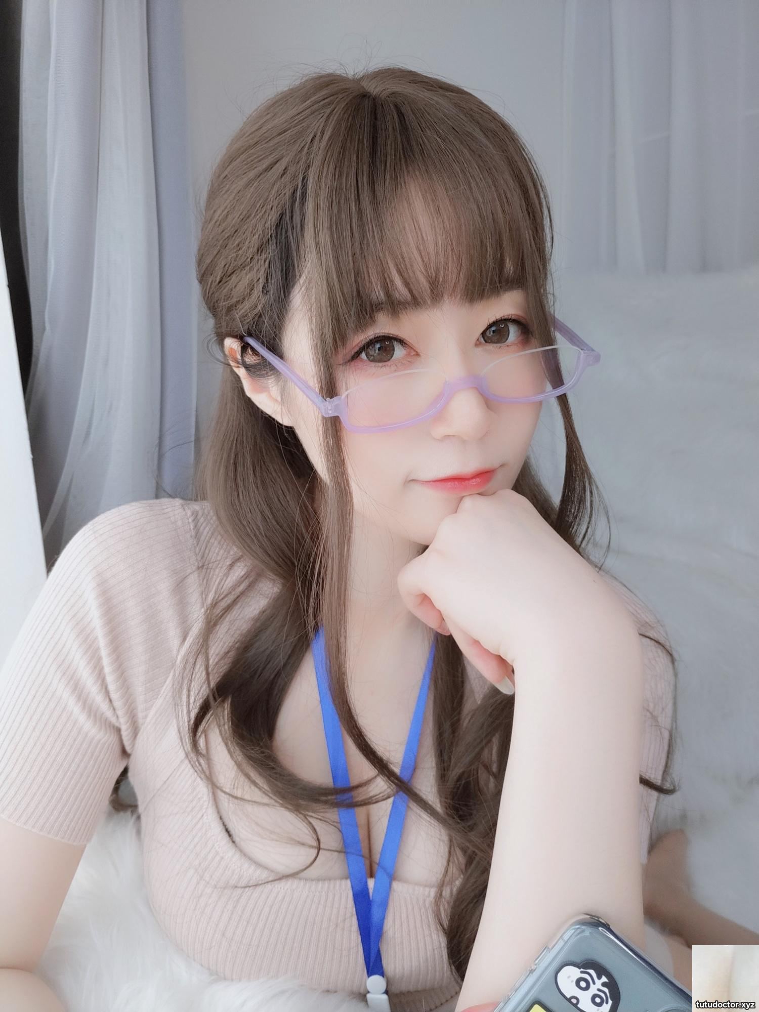 Silver 81 Doctor Girl with Spectacles Harmless and impatient · photo 14 of 18