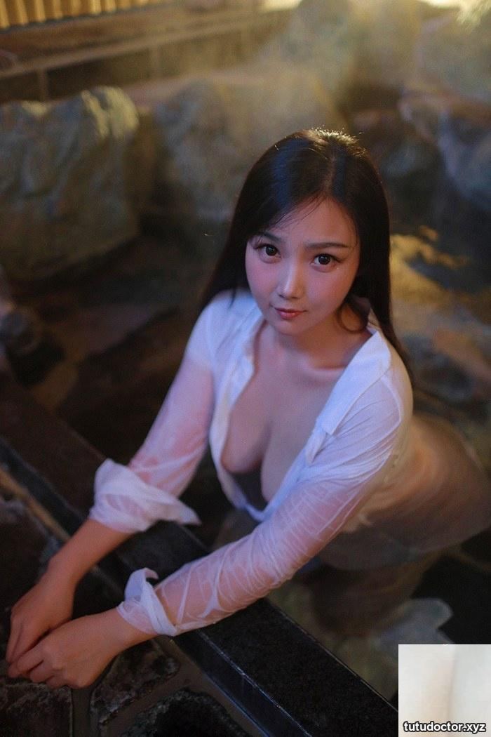 The sister next door Xu Weiwei is wet and seductive in a white · photo 7 of 10