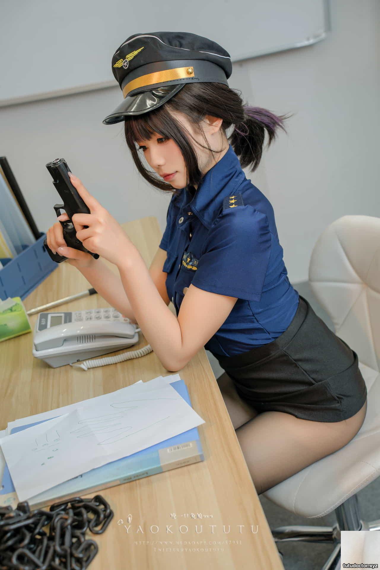NO.053.Oolong Policewoman or Good night Kiss 73P