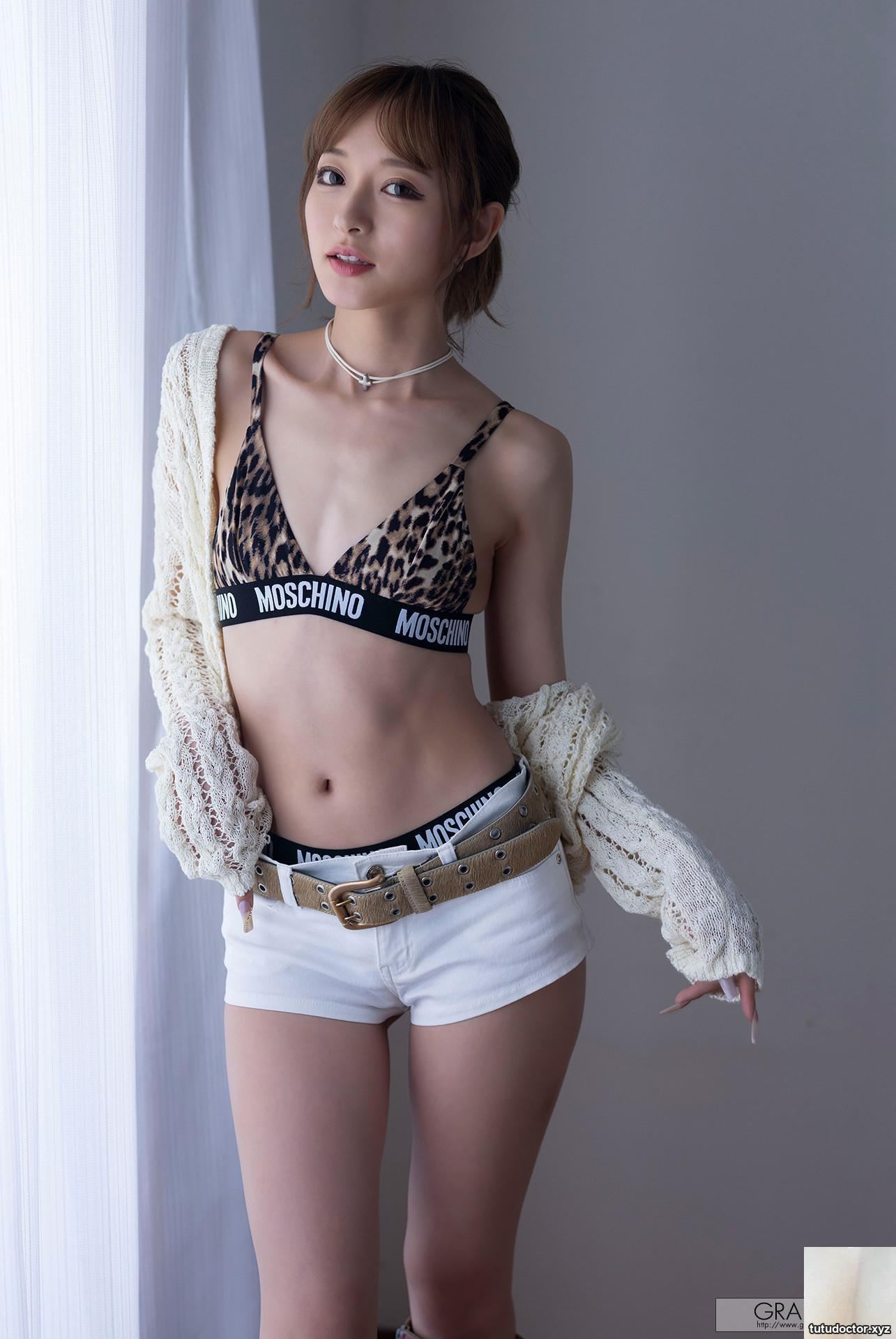 Hot body without hiding the curves and full of charm · photo 7 of 17