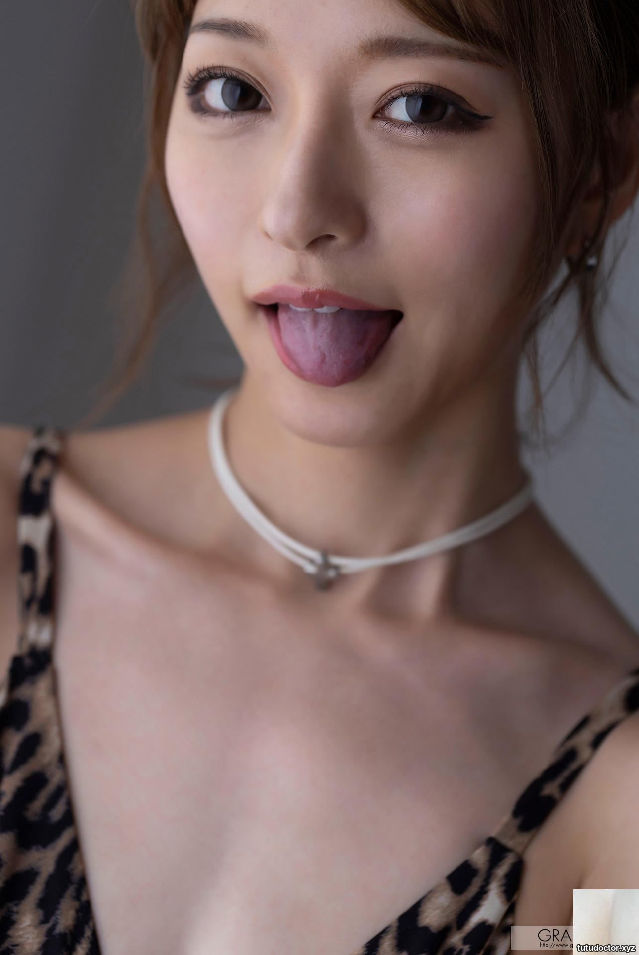 Hot body without hiding the curves and full of charm · photo 10 of 17