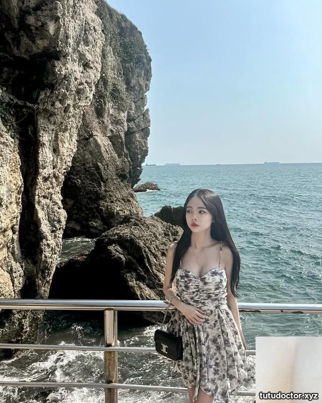 Sexy and cute girl Moon makes people feel so angry · photo 3 of 7