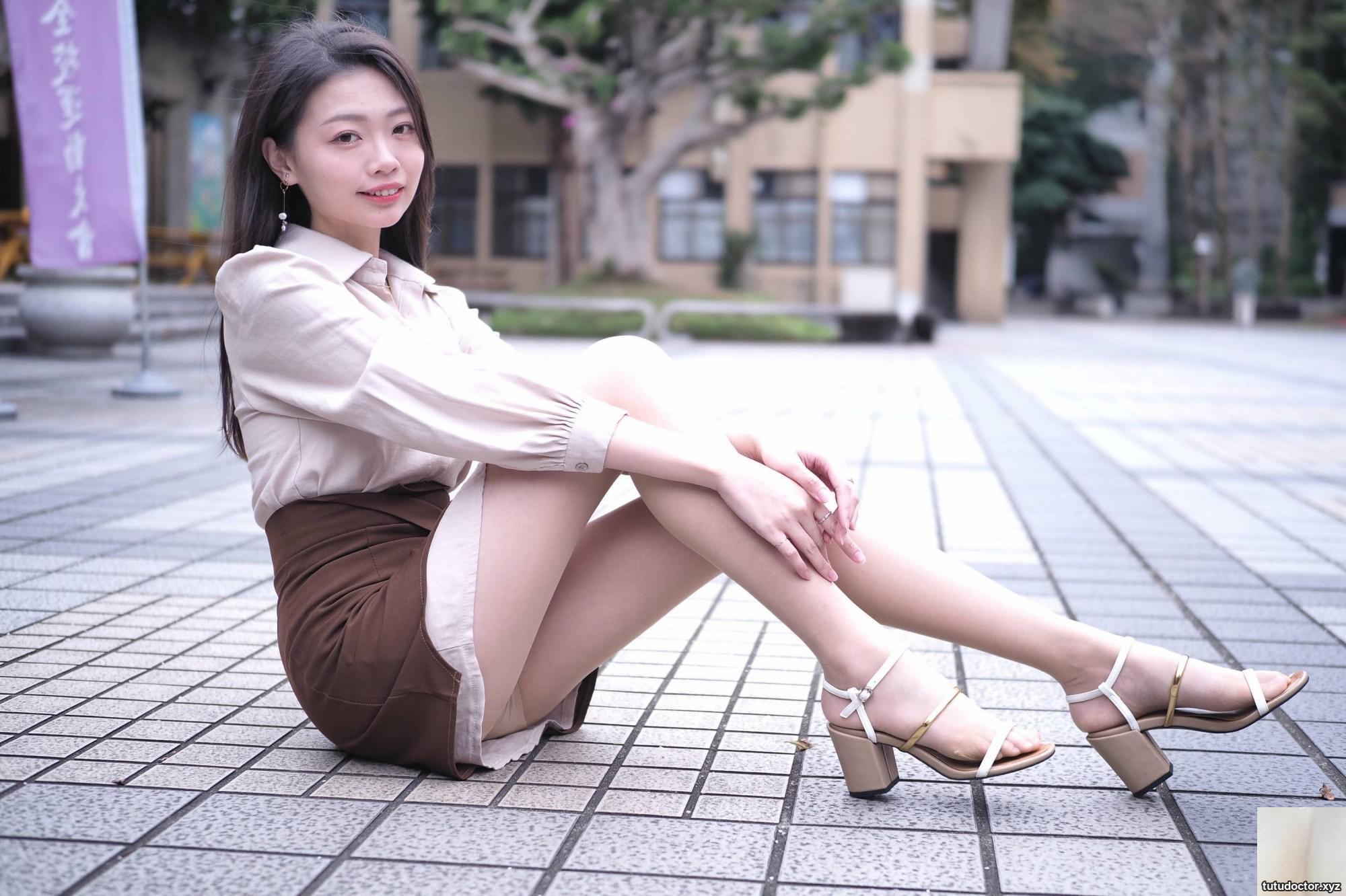 Long-legged model Shaoqi short skirt with high heels and · photo 40 of 72