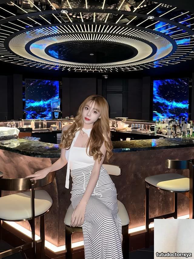 The blond girl Huahua has reached its fullest temptation · photo 3 of 7